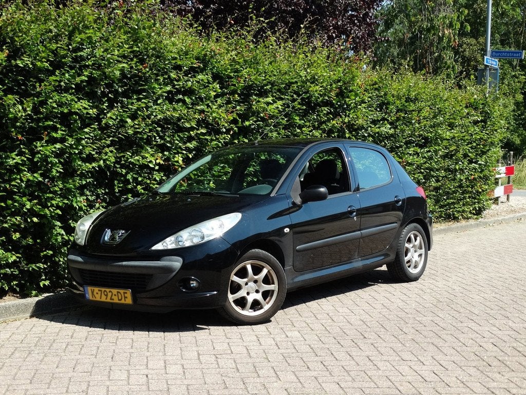 Peugeot 206 + 1.4 Millesim 200 137dkm 5drs apk 02-2027, Auto's, 31 €/maand, 4 cilinders, Zwart, Bedrijf