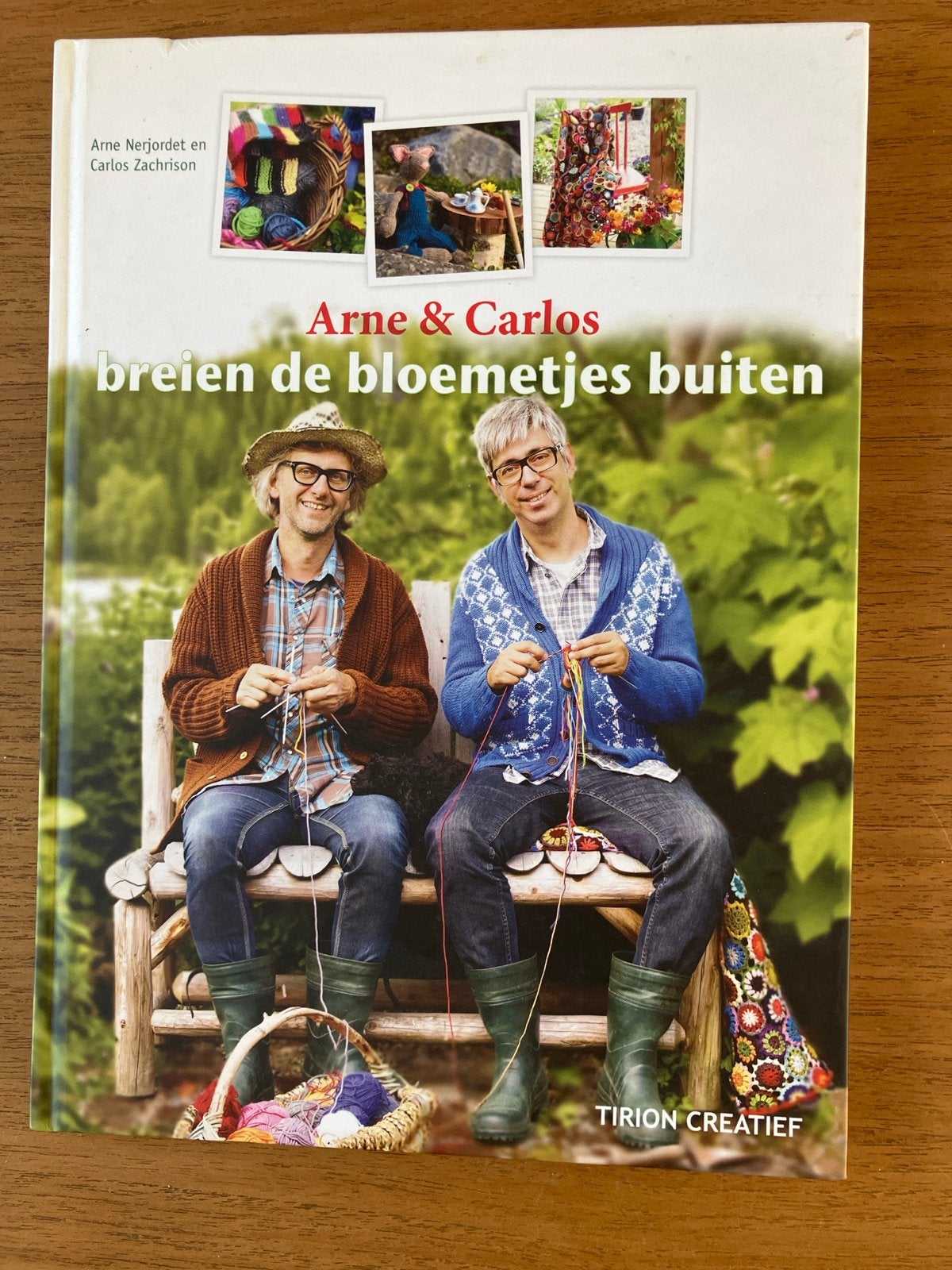 Arne & Carlos breien de bloemetjes buiten breiboek, Ophalen of Verzenden, Zo goed als nieuw, Breien of Haken, Patroon of Boek