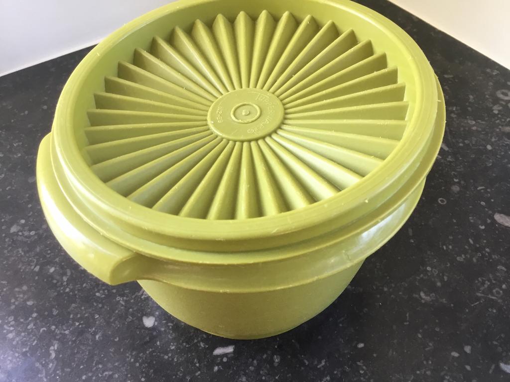 Tupperware, bewaarkom, schenkkom met sterdeksel, Huis en Inrichting, Keuken | Tupperware, Zo goed als nieuw, Bak of Kom, Groen