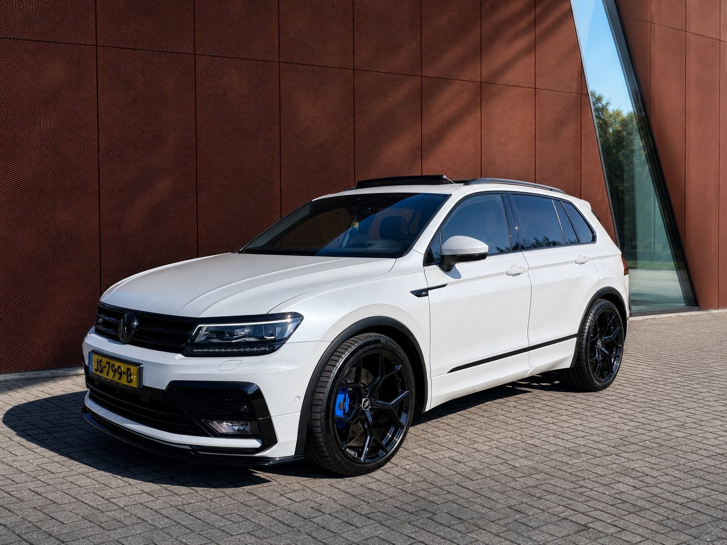 Volkswagen Tiguan 2.0TSI ABT 246pk pano head up 4 motion R, Automaat, 4 cilinders, 2500 kg, Wit