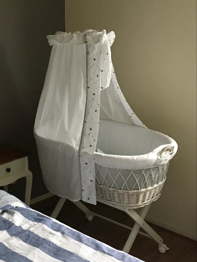 Rotan Wiegje met blauw witte bekleding - Zeer netjes, Kinderen en Baby's, Babywiegjes en Ledikanten, Ophalen, Gebruikt, Wieg