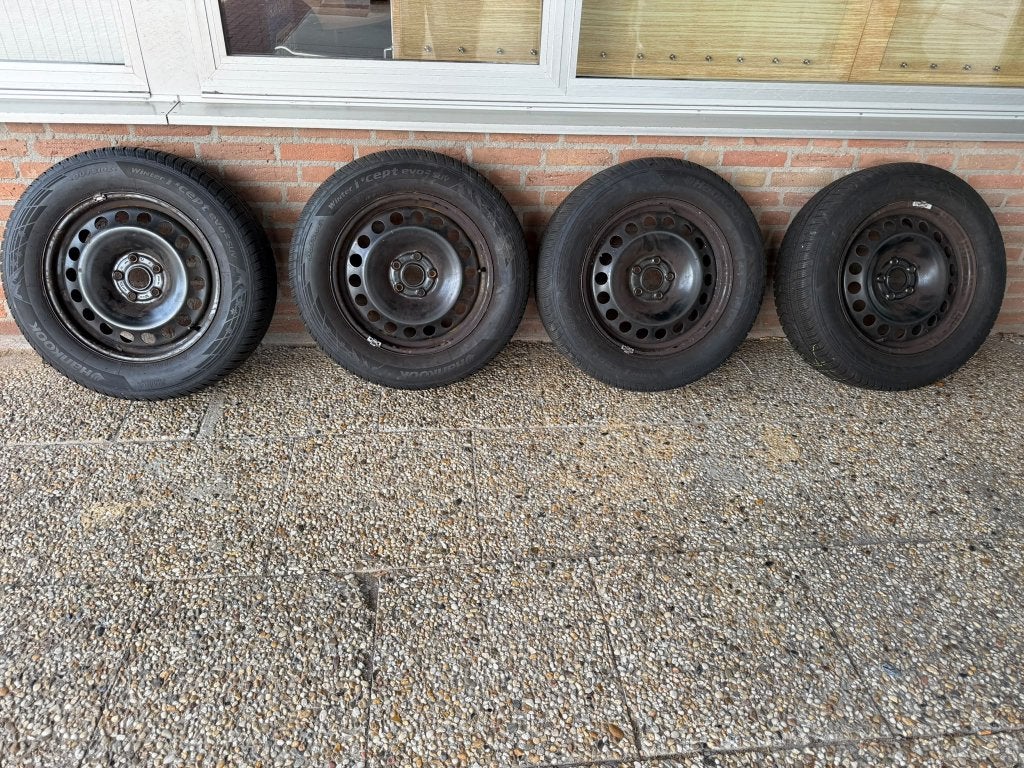Nr 2 te koop winterbanden op Vag stalen velg, Ophalen, Banden en Velgen, 17 inch, Winterbanden
