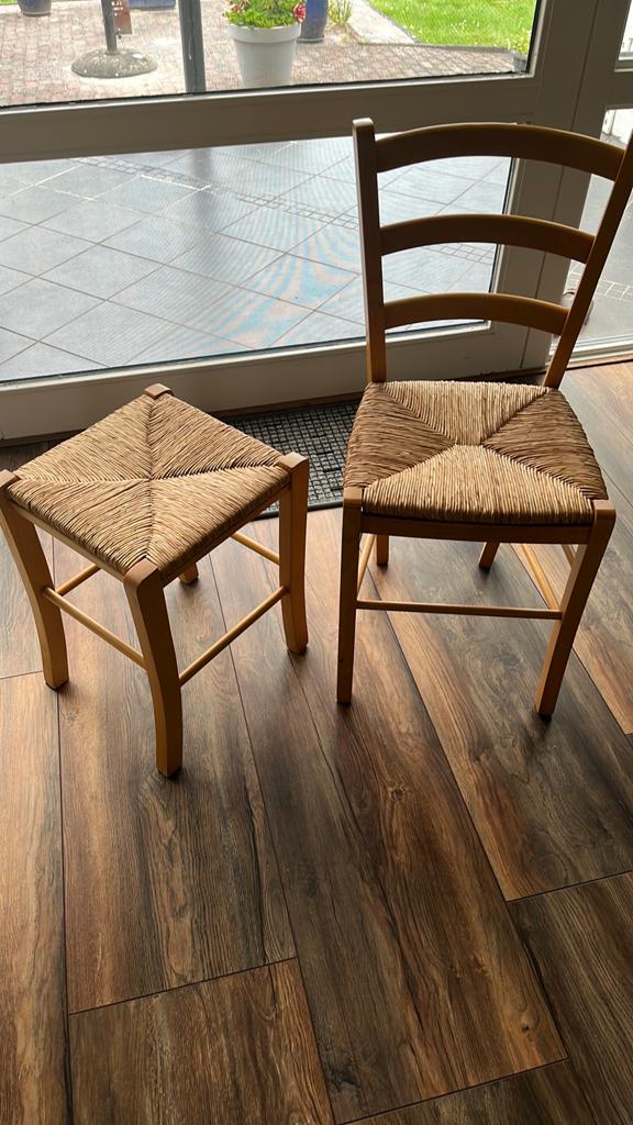 Houten stoel en krukje met rieten zitting, Huis en Inrichting, Stoelen, Ophalen, Gebruikt, Twee, Overige kleuren