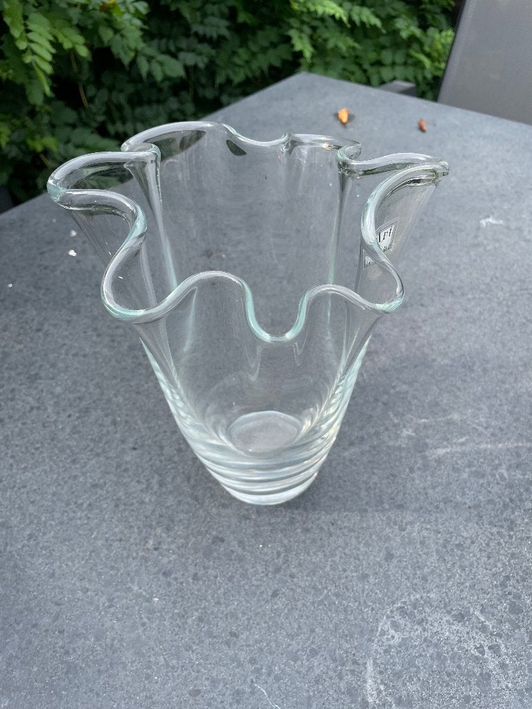VINTAGE: vaas van gegolfd glas, jaren 80, Huis en Inrichting, Transparant, Ophalen of Verzenden, 22 cm, Glas