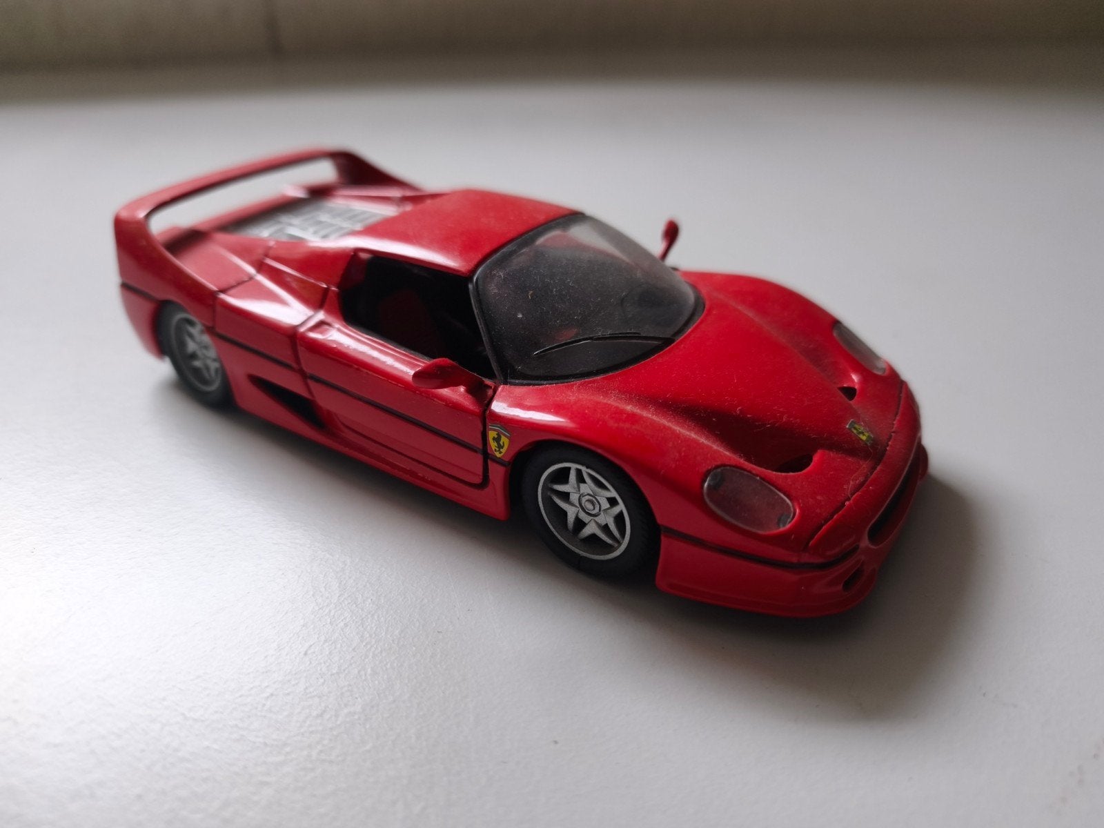 Rode Ferrari F50 schaalmodel - Gedetailleerd en gebruikt, Hobby en Vrije tijd, Modelauto's | 1:43, Ophalen of Verzenden, Gebruikt