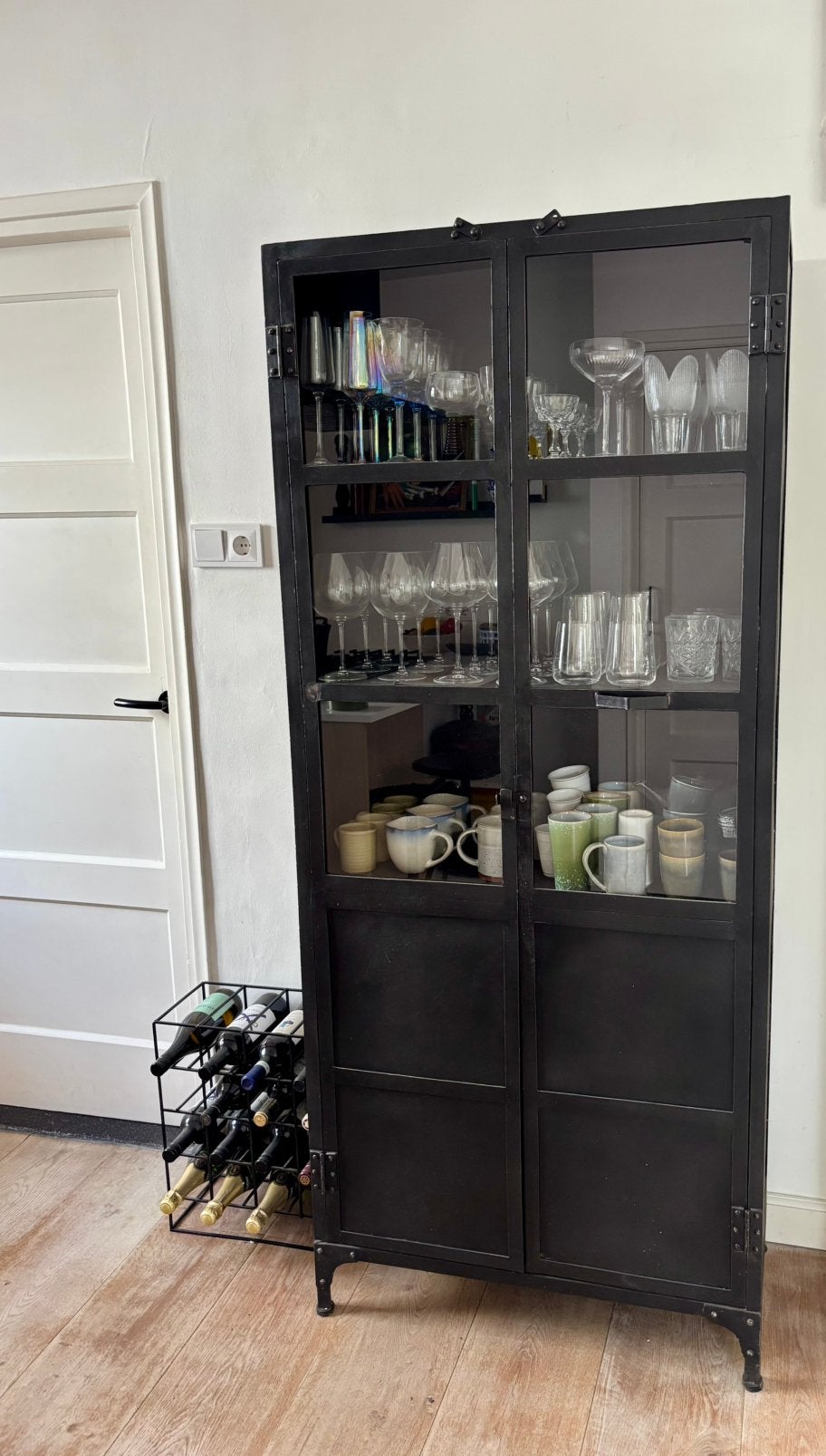 Loods5 Vitrinekast - Zwart Metaal met Glazen Deuren, Huis en Inrichting, Ophalen, 50 tot 100 cm, Zo goed als nieuw, Metaal
