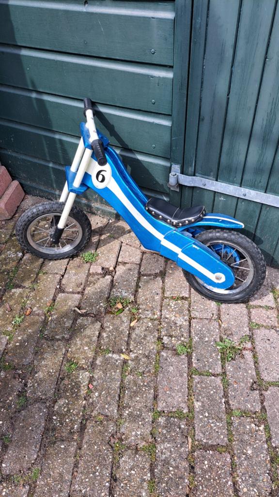 Blauwe houten loopfiets met nummer 6, Ophalen, Gebruikt, Loopfiets