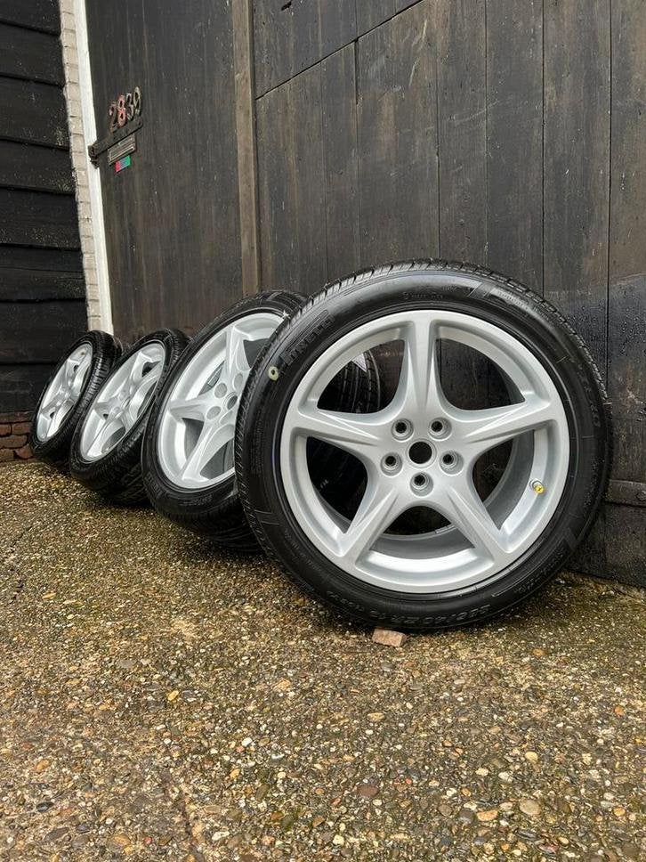 Ferrari 612 scaglietti velgen 18? 19? 5x114,3 pirelli tpms, Auto-onderdelen, Banden en Velgen, Gebruikt, Banden en Velgen, Niet ingevuld