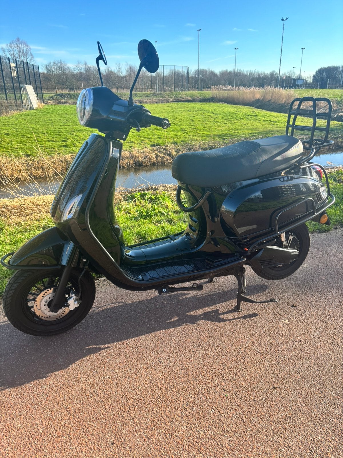 Mi inferno scooter - vespa look, Ophalen, Maximaal 45 km/u, Elektrisch, Zo goed als nieuw
