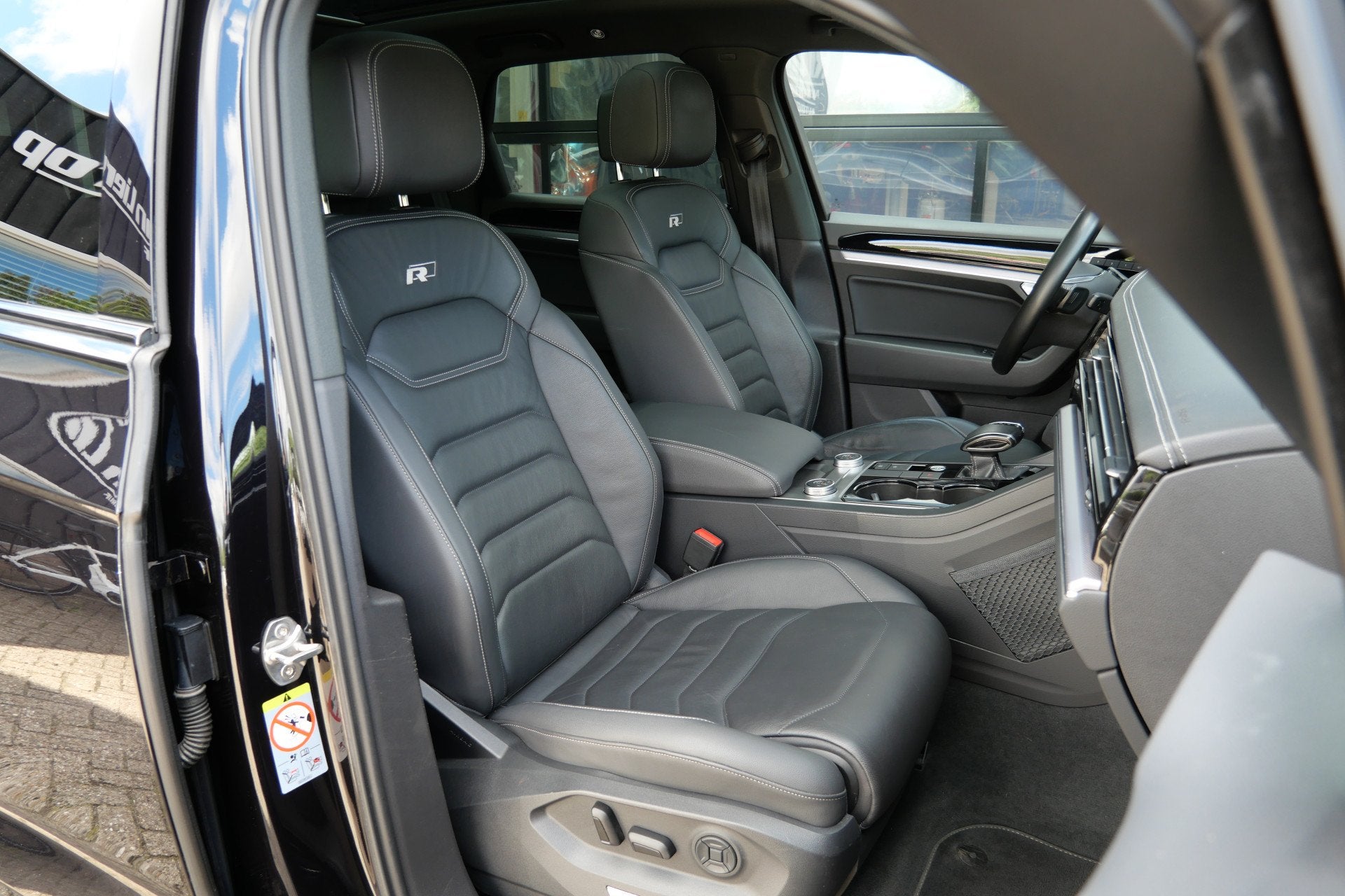 Volkswagen Touareg 3.0 TSI R-Line 340 PK | Pano | Luchtverin, Euro 6, 2995 cc, 1905 kg, Bedrijf