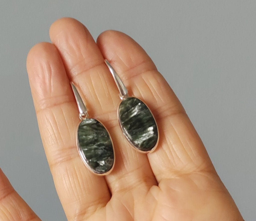 925 Zilveren oorbellen met natuurlijke Serafiniet steen, Sieraden, Tassen en Uiterlijk, O.T., Hangers, Nieuw, Ophalen of Verzenden