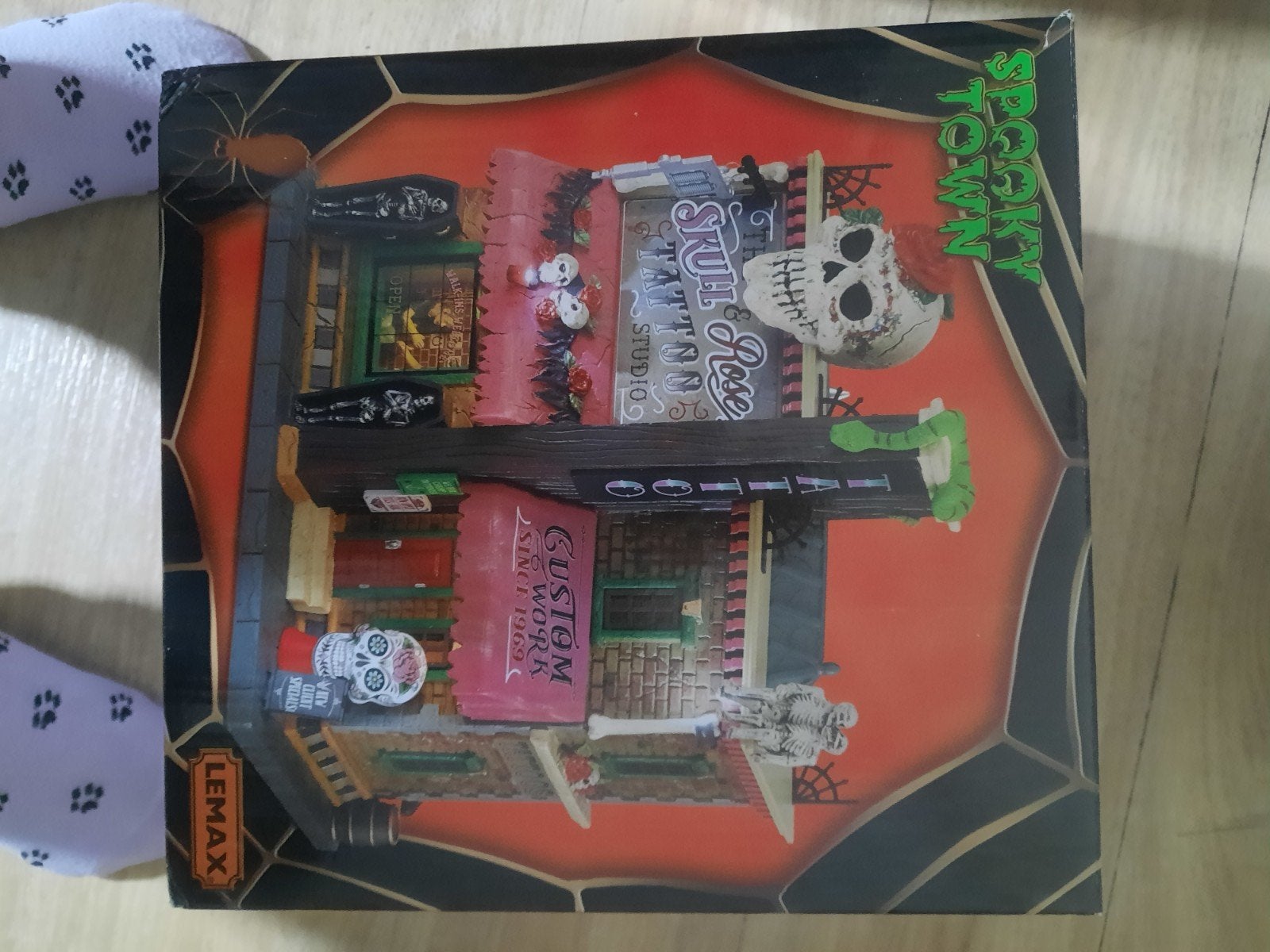 Lemax Spooky Town Skull Rose Tattoo Studio met doos, Ophalen, Nieuw