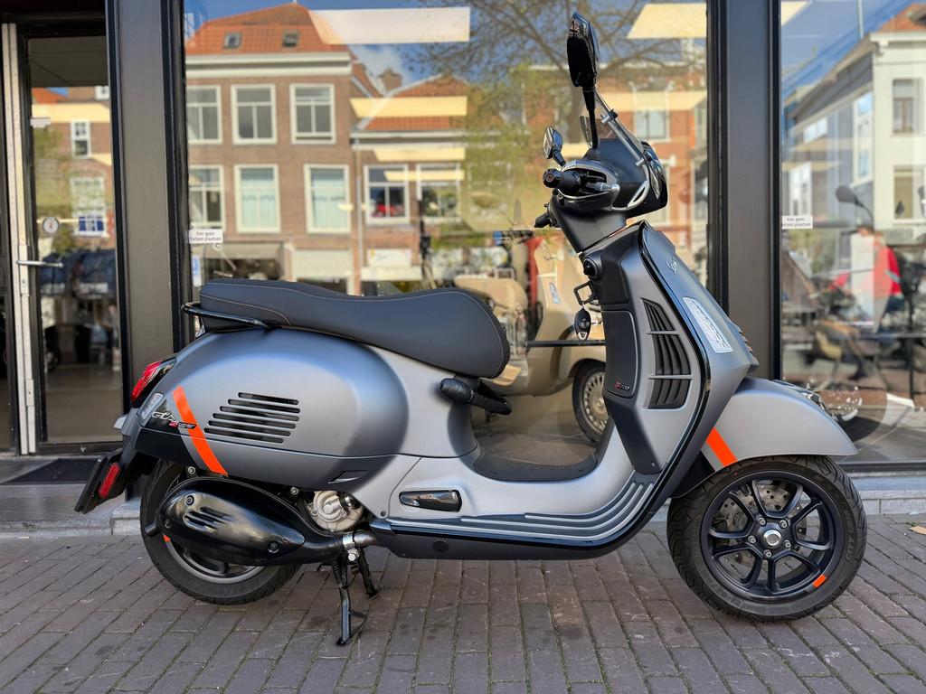 Vespa GTS 300 SuperSport HPE Euro 5 | 2024 | MATGRIJS | 5124, Gedempte oude gracht 112
2011GW  Haarlem, NL, Scooter, Vespa, 278 cc