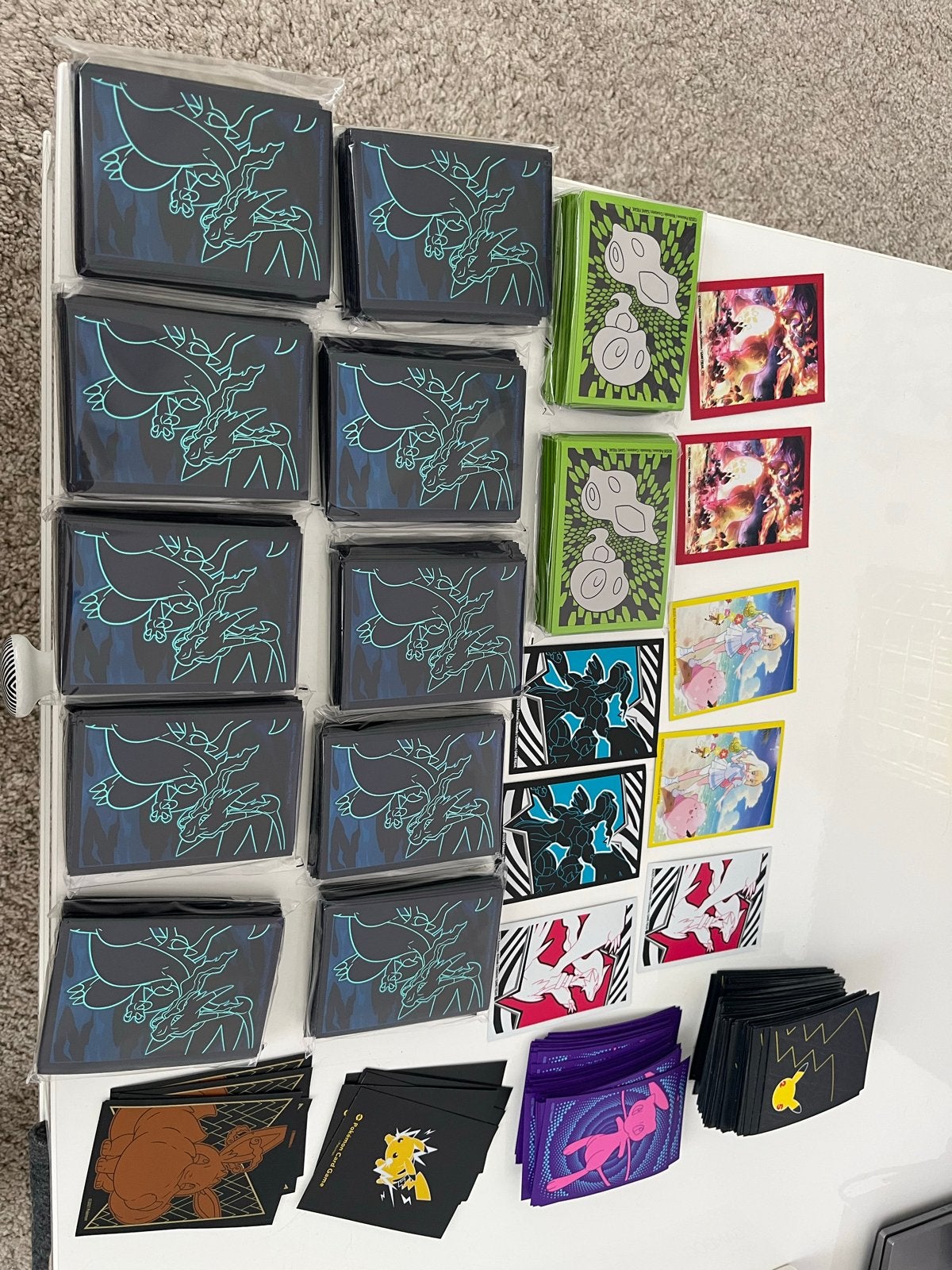 Pokémon kaarthoesjes, munten en Center Tool, Ophalen of Verzenden, Zo goed als nieuw, Sleeves of Kaarthoesjes
