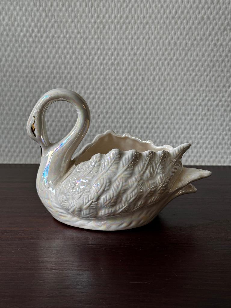 Vintage Parelmoer Porseleinen Zwaan Bloempot, Potje, Antiek en Kunst, Ophalen of Verzenden