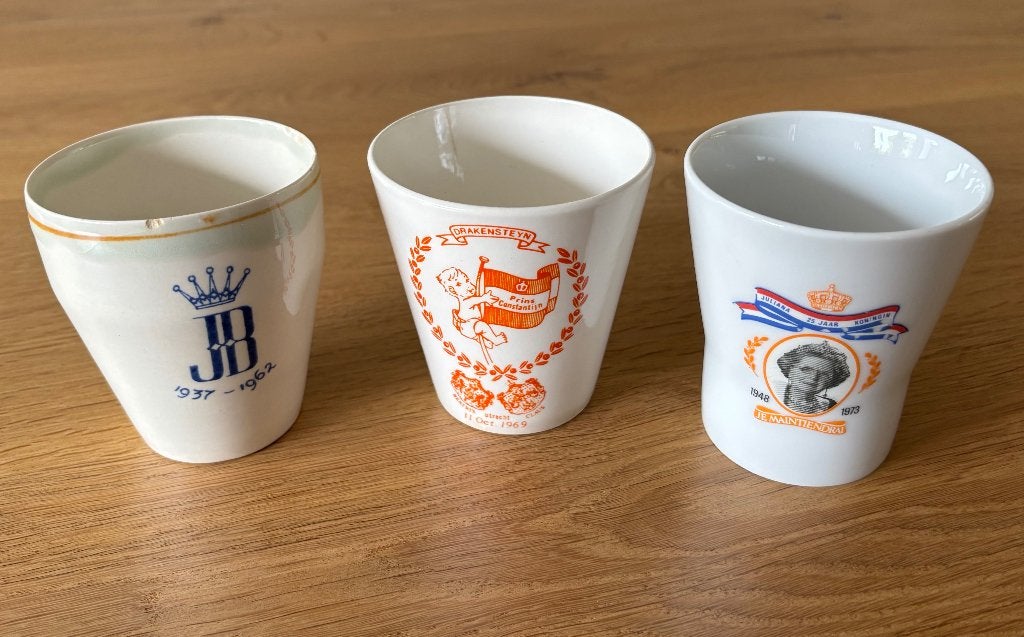 Set van 3 herdenkingsbekers Koninklijk Huis, Verzamelen, Verzenden, Gebruikt, Nederland, Servies