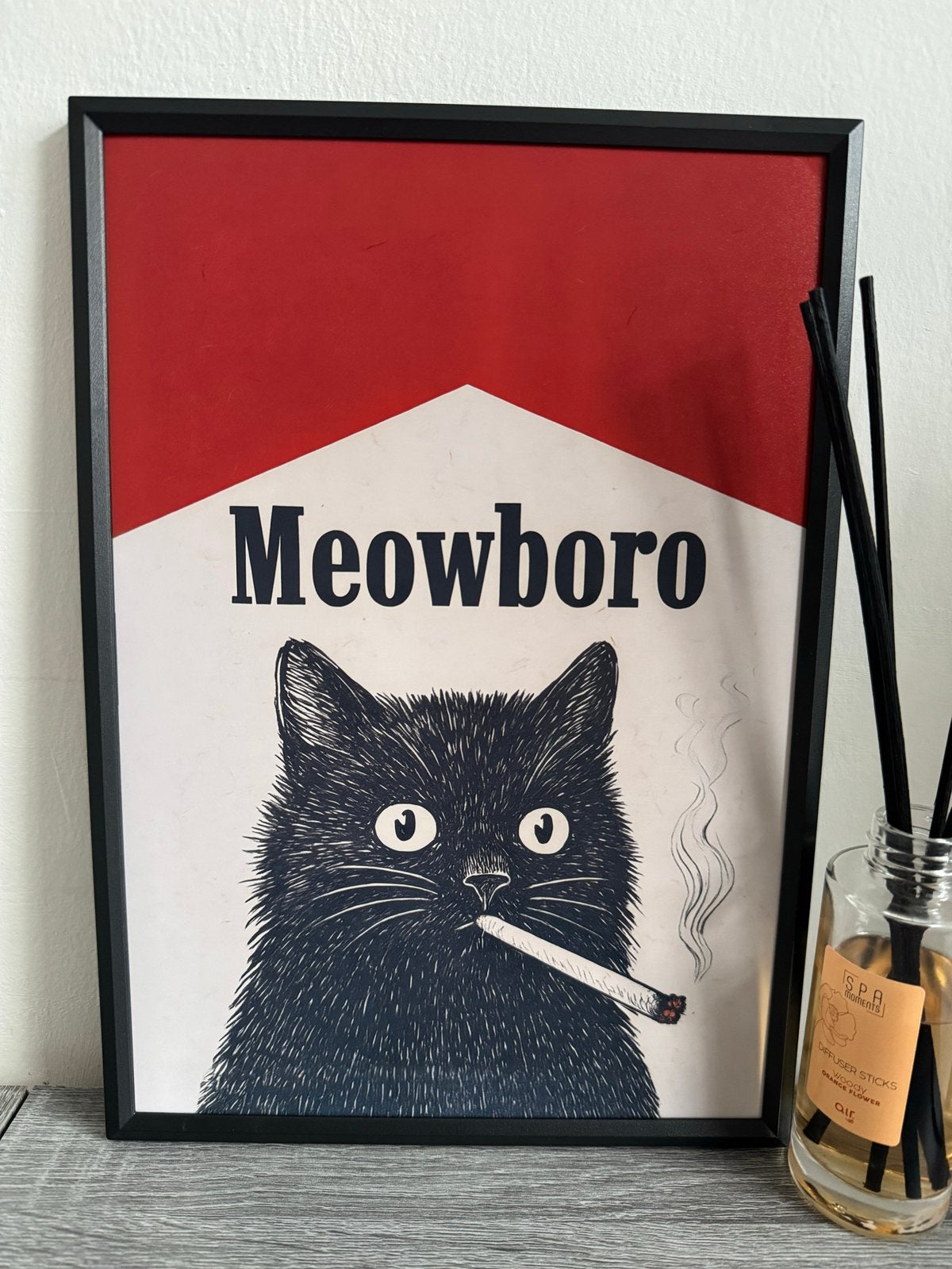 Meowboro Poster 21x30cm ingelijst - Kat met sigaret, Minder dan 50 cm, Nieuw, Ophalen of Verzenden, Foto of Poster