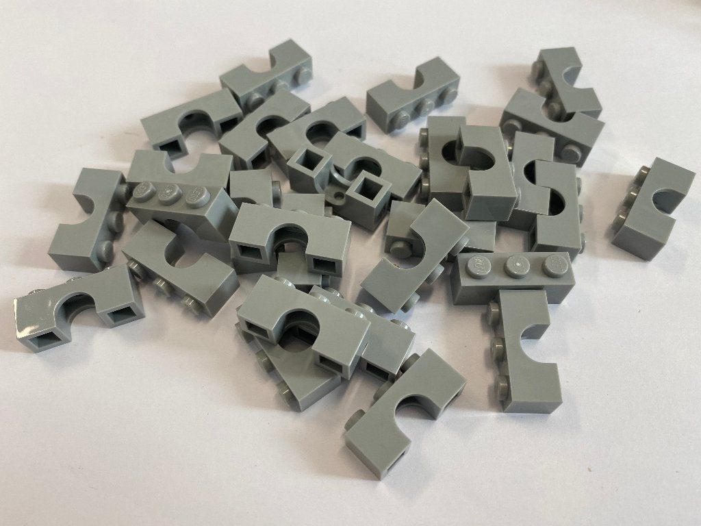 Partij 30x nieuwe lichtgrijze Lego 1x3 boog stenen