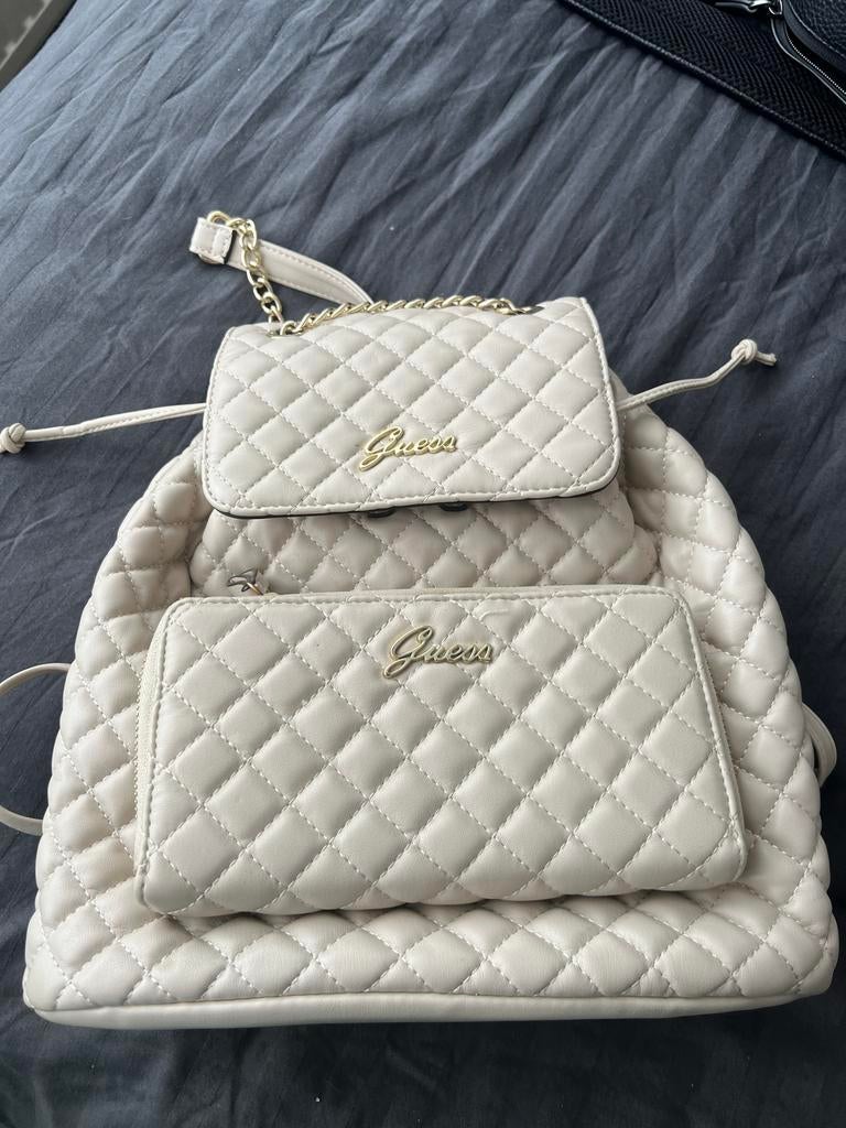 Guess rugtas beige met goudkleurige details, Sieraden, Tassen en Uiterlijk, Tassen | Rugtassen, Overige merken, Gebruikt, 25 tot 40 cm