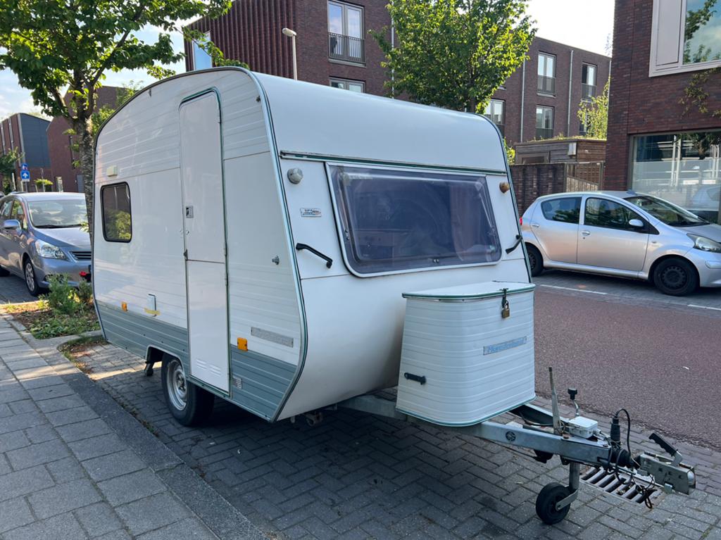 Knusse retro caravan “Münsterland”, Caravans en Kamperen, Particulier, 500 - 750 kg, Koelkast