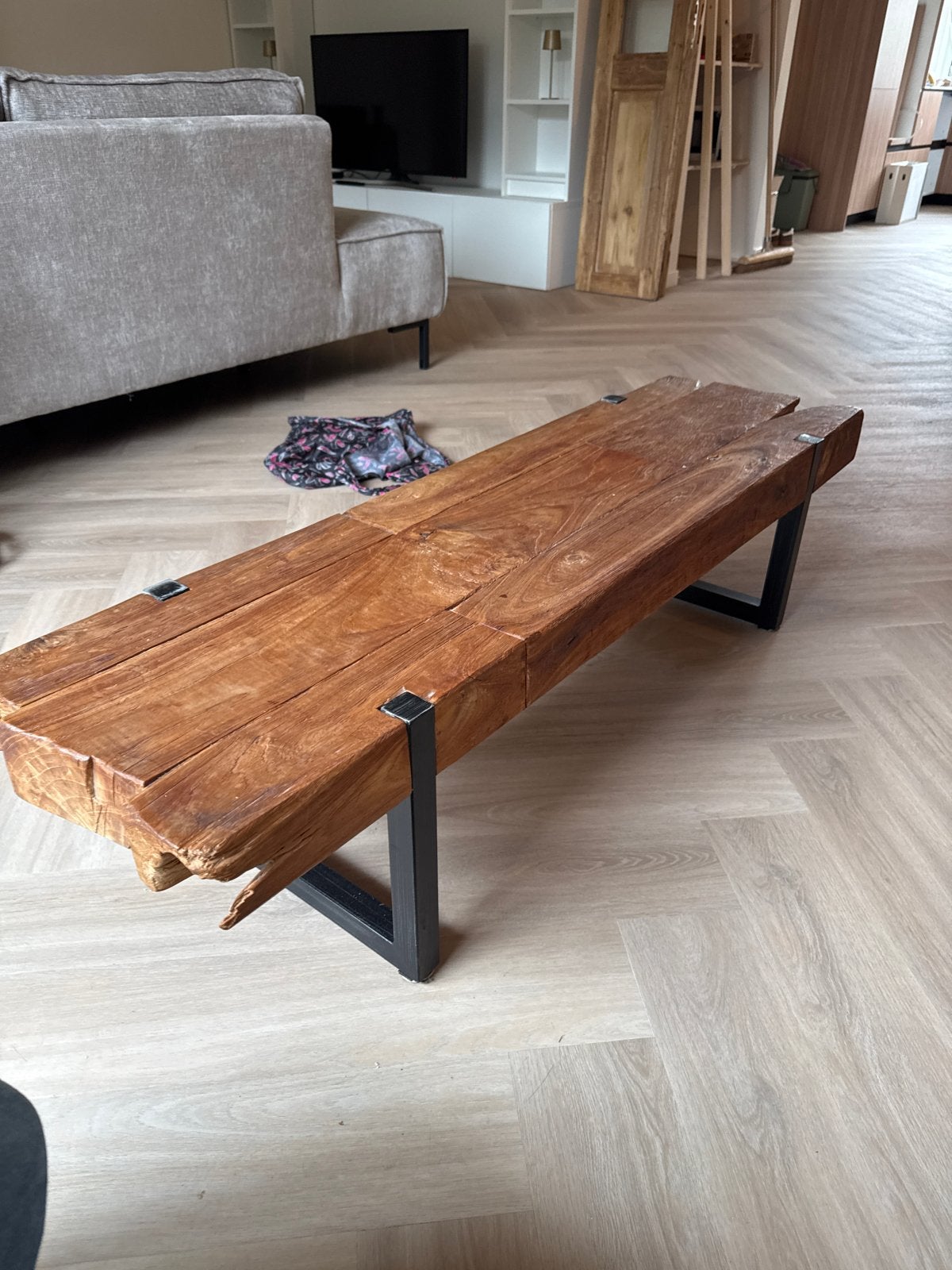 Smalle salontafel zwaar eikenhout - De Troubadour Amstelveen