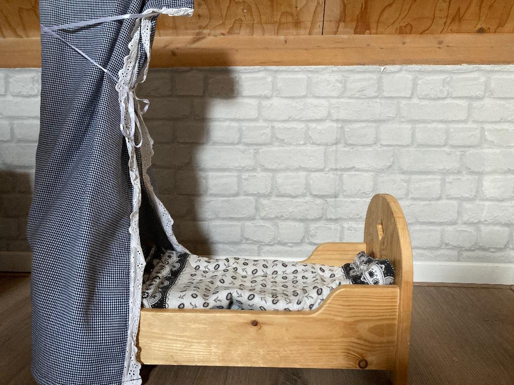 Houten poppenbedje, Ophalen of Verzenden, Gebruikt, Meubelstuk of Keukentje