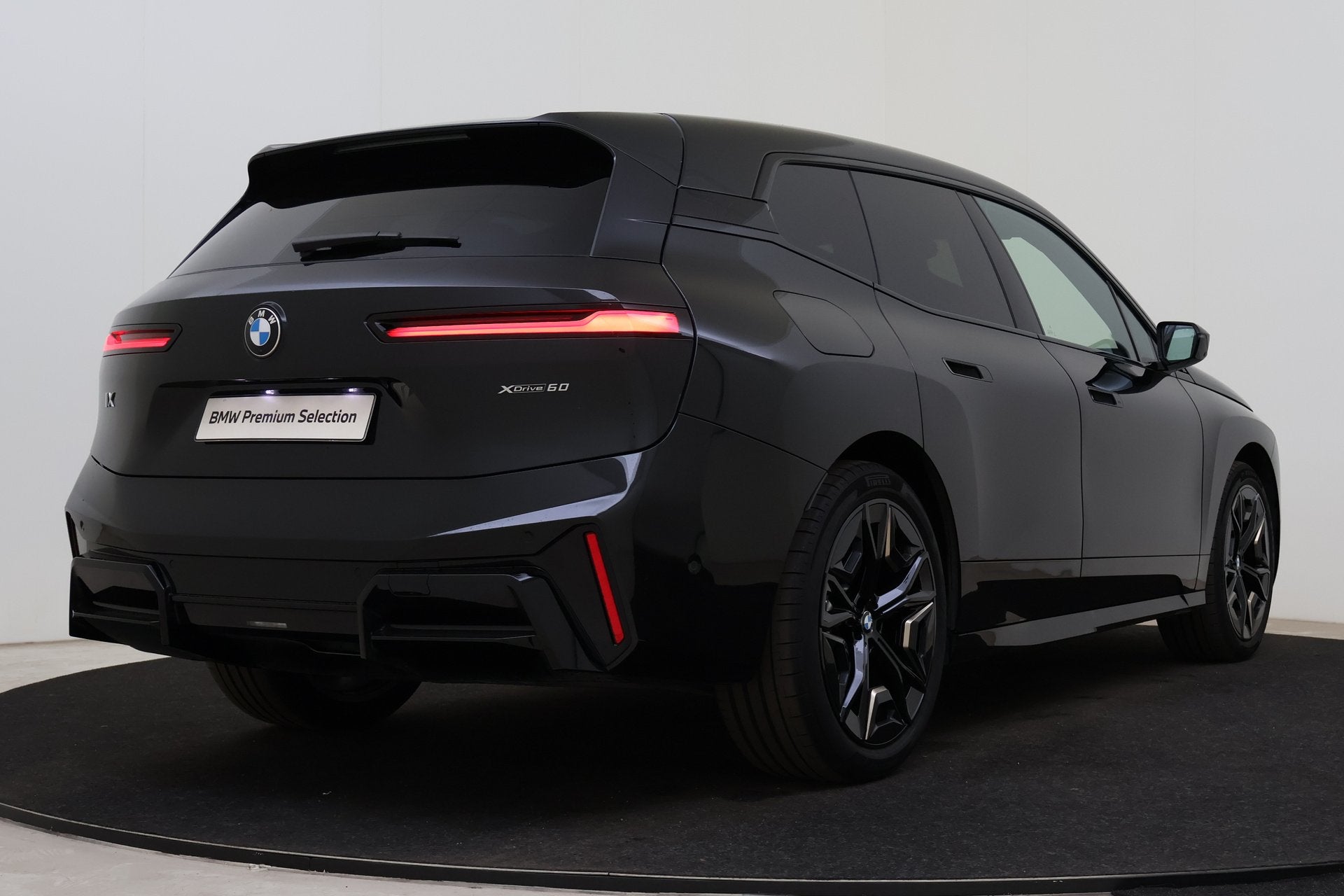 BMW iX xDrive60 112 kWh / Trekhaak / Panoramadak / Comfort A, Auto's, Met garantie (alle), Zwart, Leder, 2480 kg