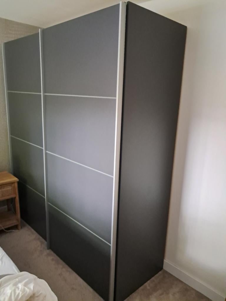 Gratis kledingkast met schuifdeuren en veel opbergruimte, Gebruikt, 200 cm of meer, Met plank(en), 150 tot 200 cm