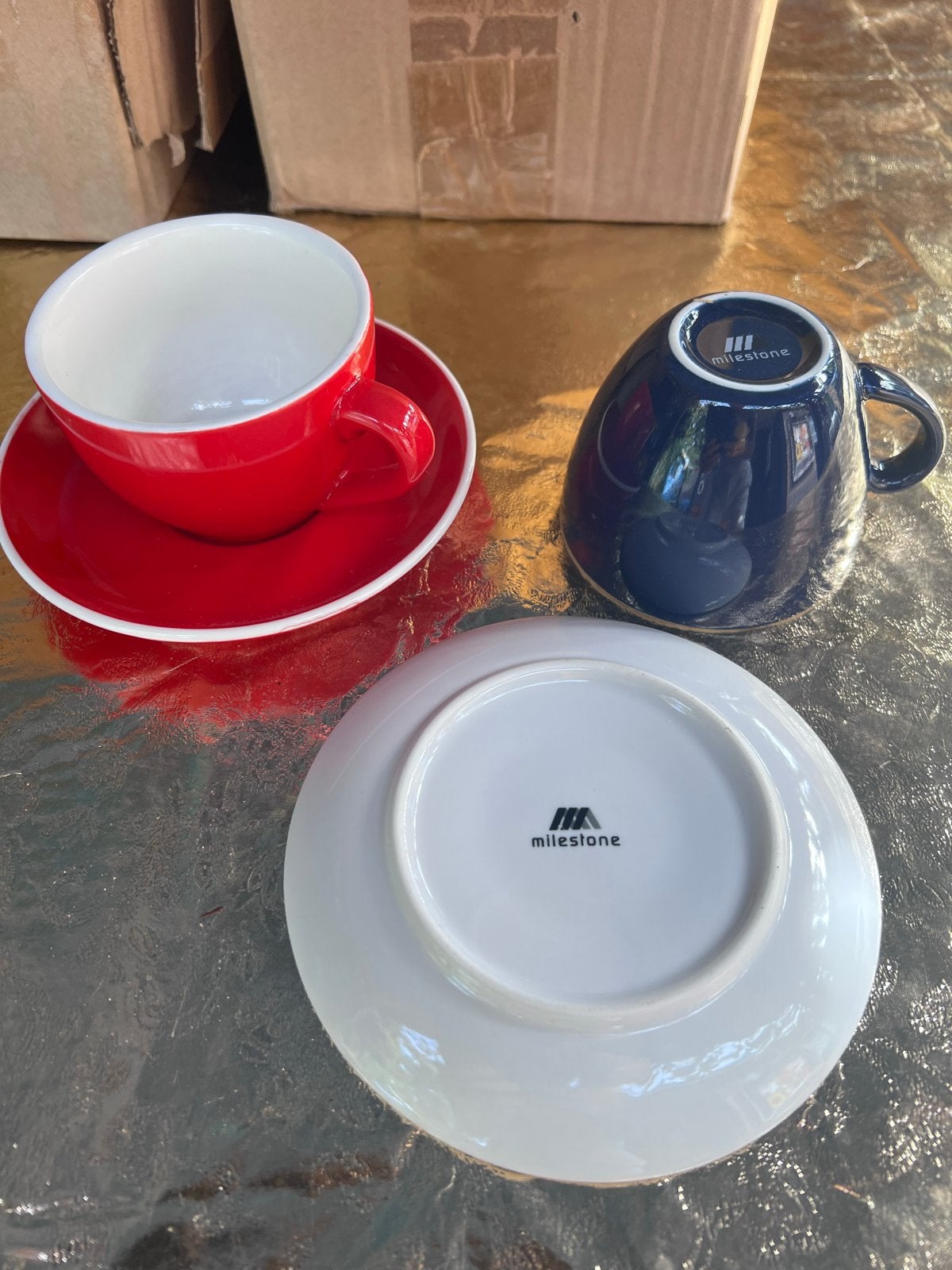 Milestone koffiekopjes-schotels,rood en blauw,nieuw, Ophalen of Verzenden, Nieuw, Modern, Kop(pen) en/of Schotel(s)