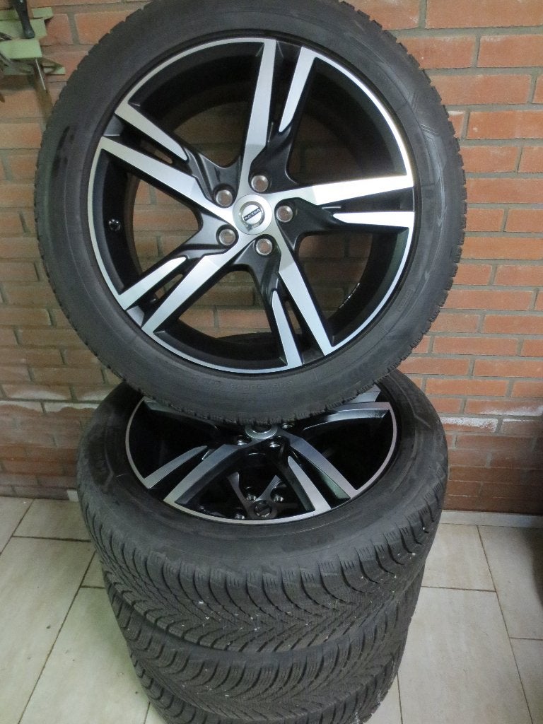 Winterbanden XC40 Goodyear Ultra Grip, 19 inch, 235 mm, Band(en), Winterbanden