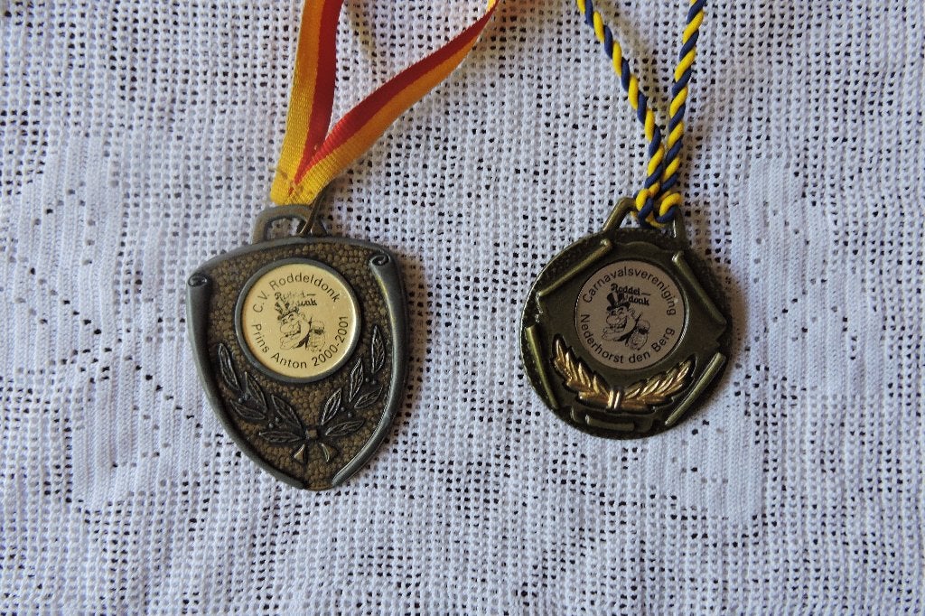 Carnaval medaille 2x Roddeldonk Nederhorst den Berg, Ophalen of Verzenden, Overige materialen, Nederland