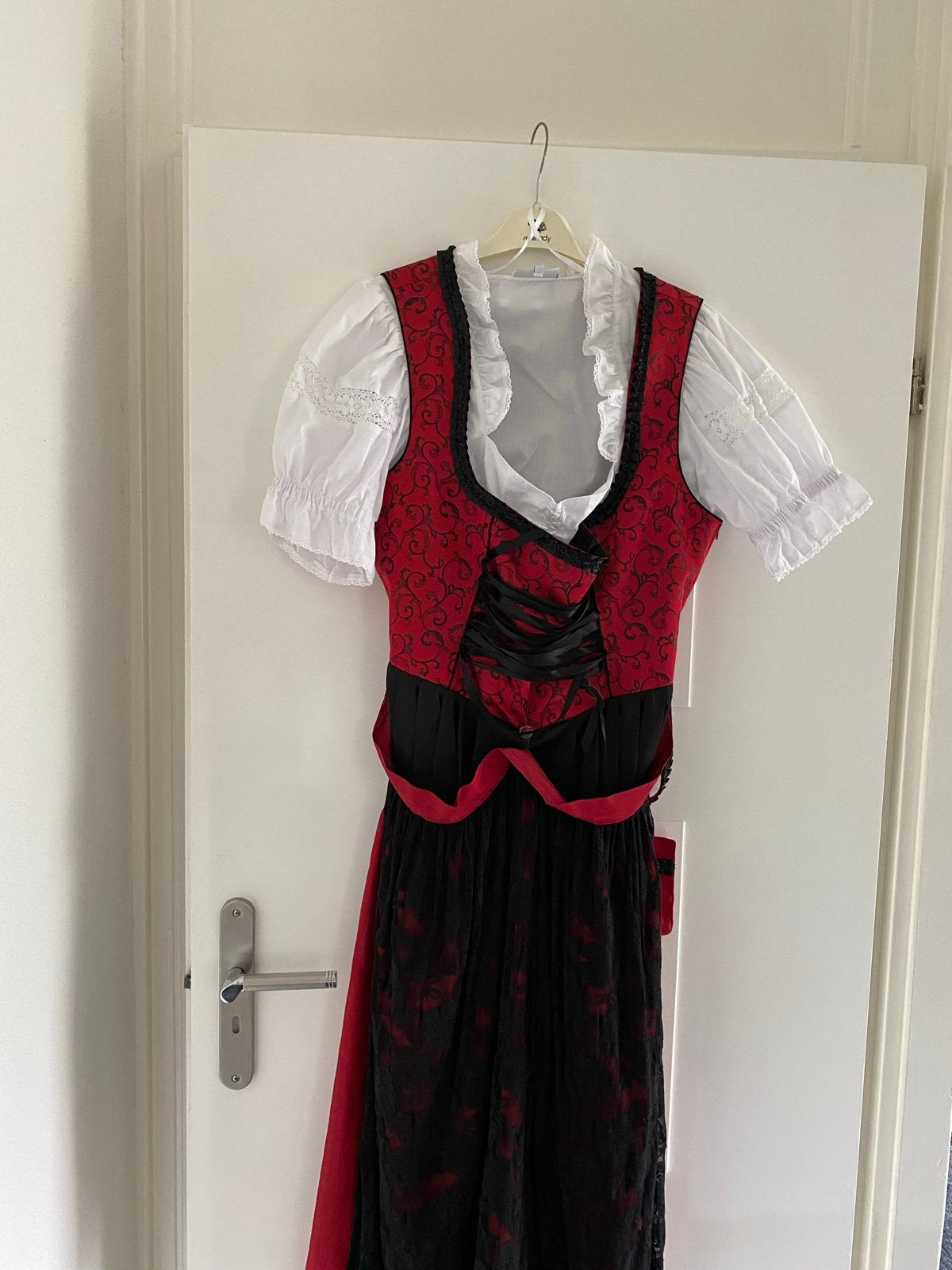 Dirndl jurk rood/zwart met witte blouse, maat 46