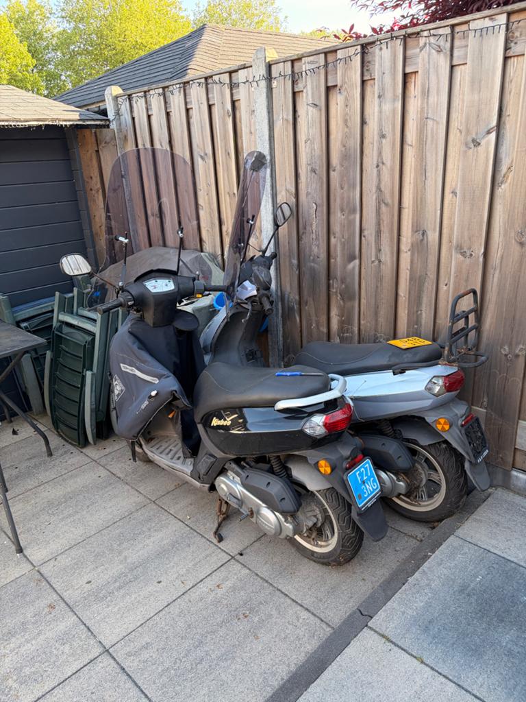 2 Scooters: Zwarte bromscooter (WOK) en Grijze snorscooter, Fietsen en Brommers, Snorfietsen en Snorscooters, Ophalen of Verzenden