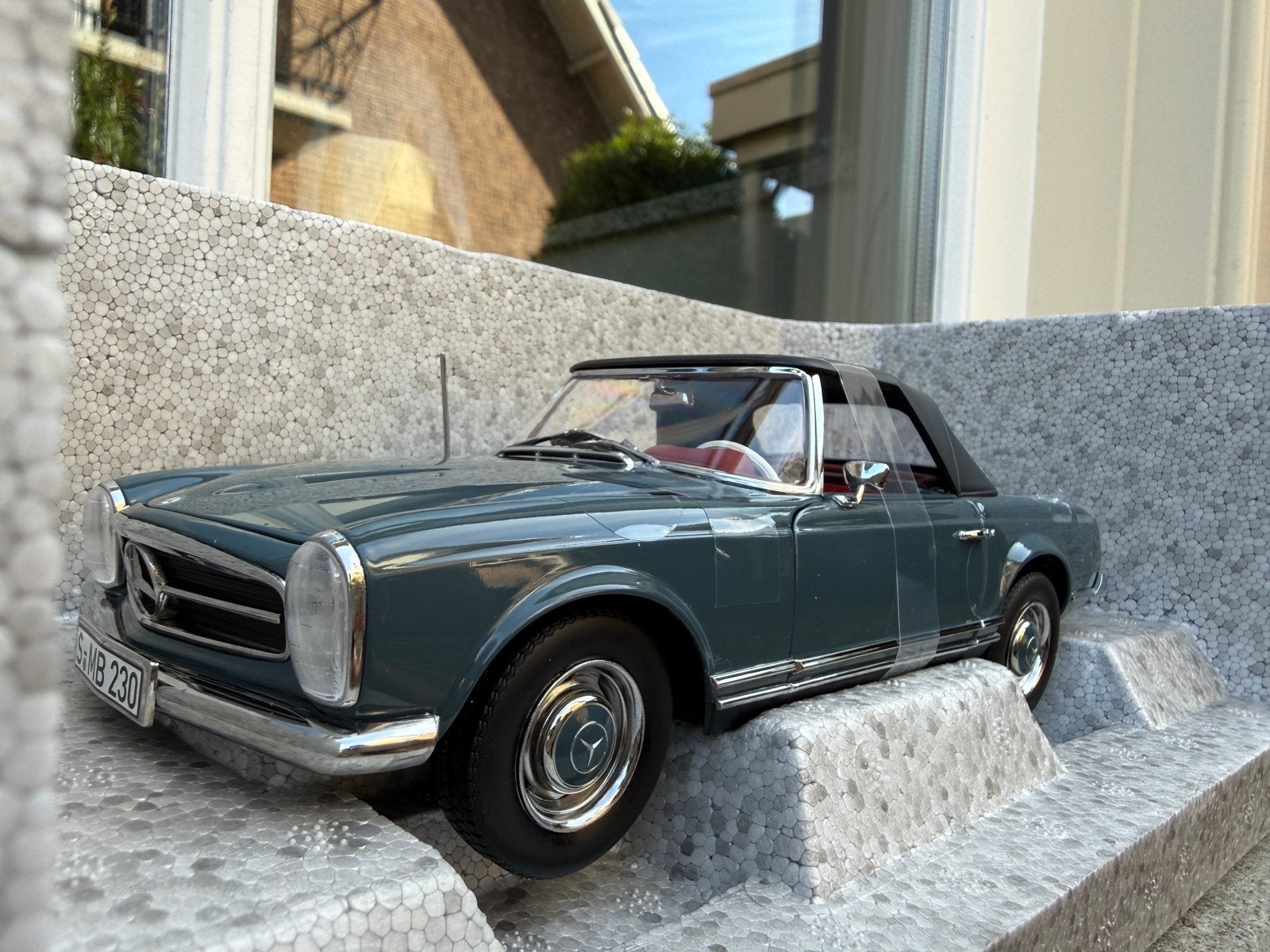 1:18 Mercedes 230 SL Pagode W113 dealer 1963 - 1967 Norev, Auto, Norev, 70-72 Av. de Bohlen, Vaulx-en-Velin, 69120, France, Norev