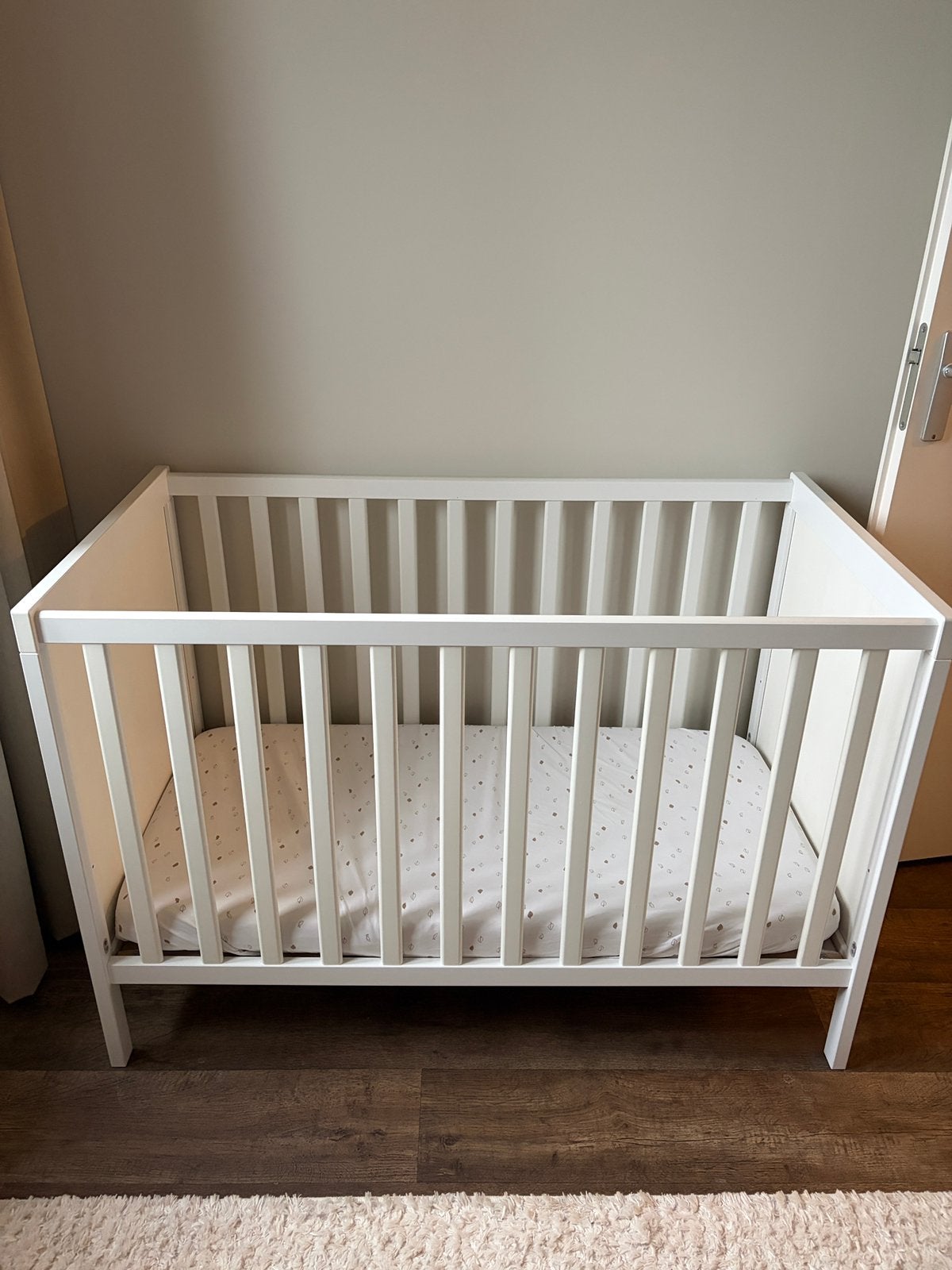 Ikea SUNDVIK ledikant +  KRUMMELUR matras + matrasbeschermer, Ophalen, Zo goed als nieuw, Ledikant