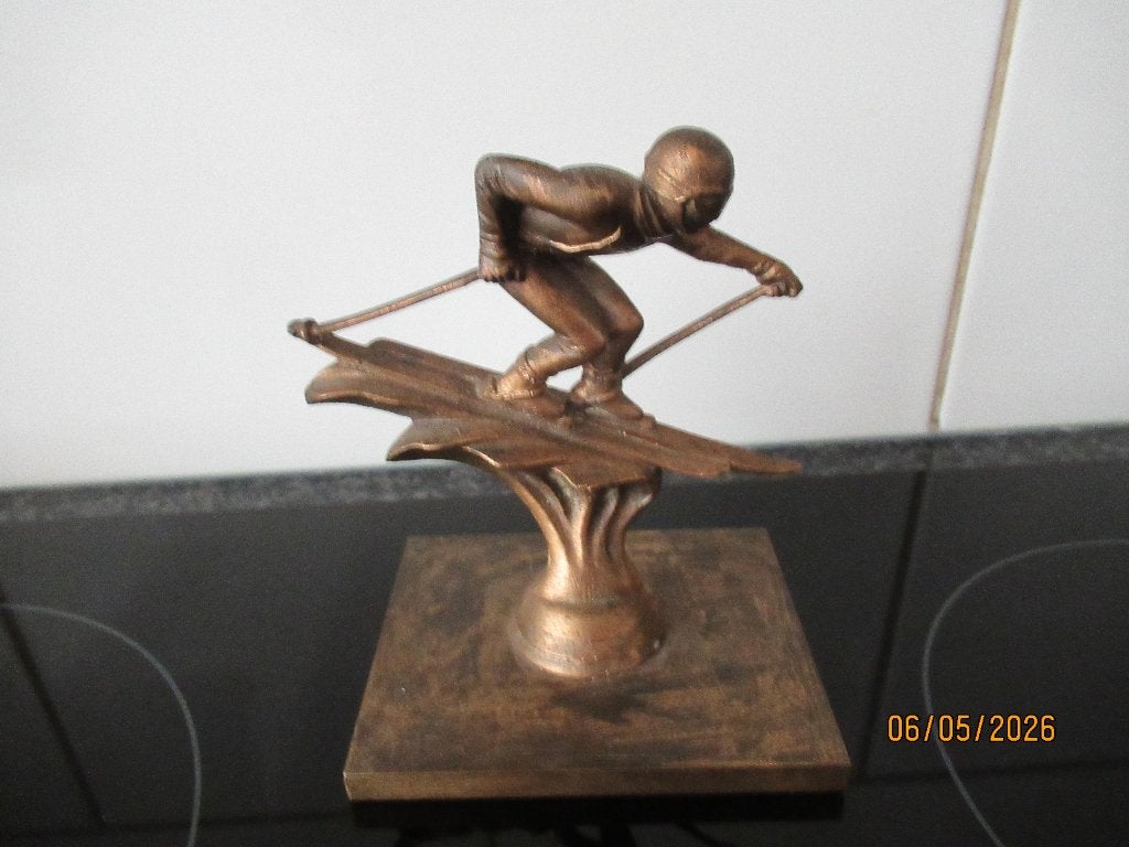 OUD BRONZEN OF KOPEREN SKI TROFEE- SKIER IN ACTIE, Ophalen of Verzenden