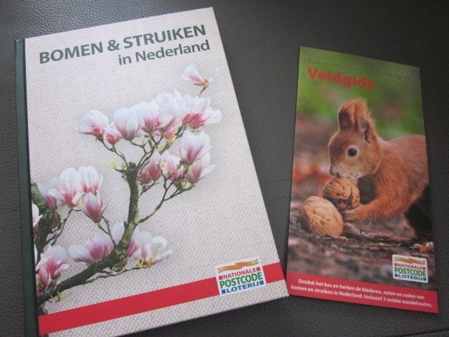 Bomen & Struiken in Nederland + Veldgids Postcodeloterij, Boeken, Bloemen, Planten en Bomen, Nieuw, Ophalen of Verzenden, Nationale Postcodeloterij