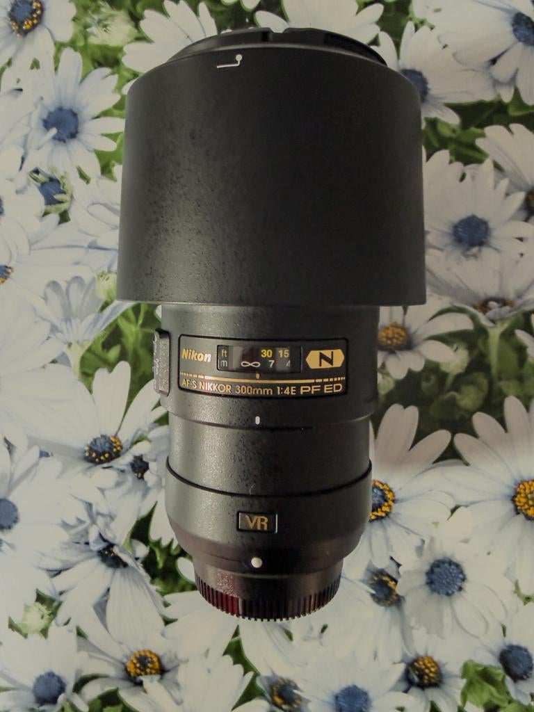 Nikon - Nikkor 300mm f4 E PF ED VR, Ophalen of Verzenden, Zo goed als nieuw, Telelens