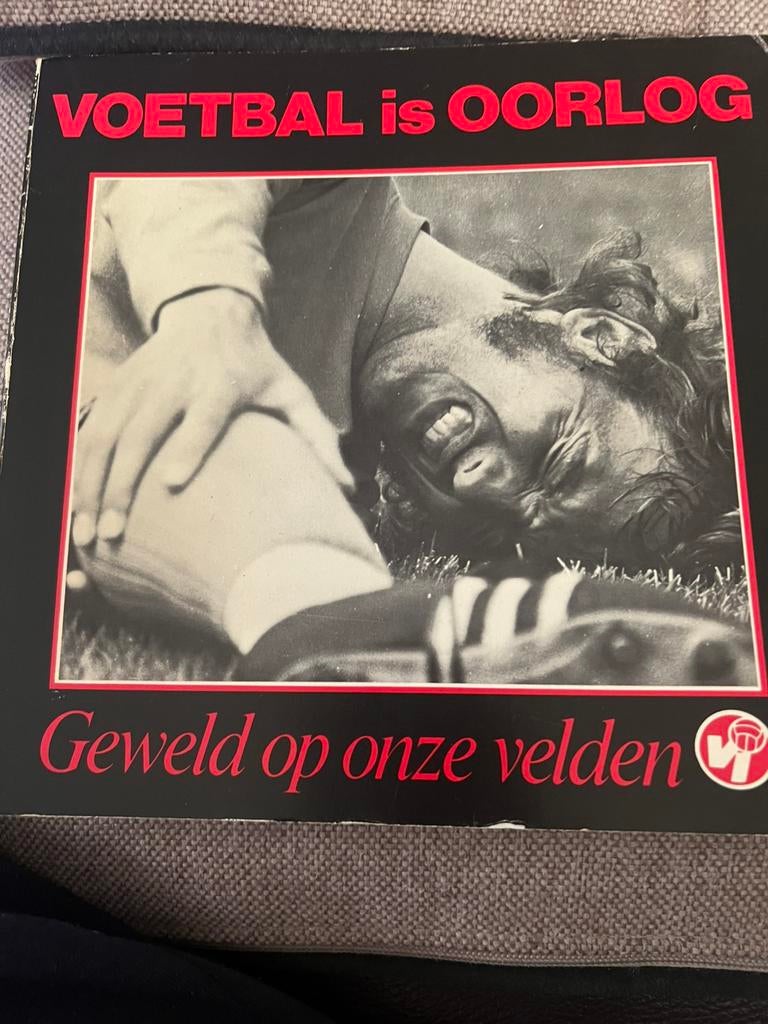 voetbal is oorlog uit 1976 van voetbal international, Ophalen of Verzenden, Zo goed als nieuw, Balsport