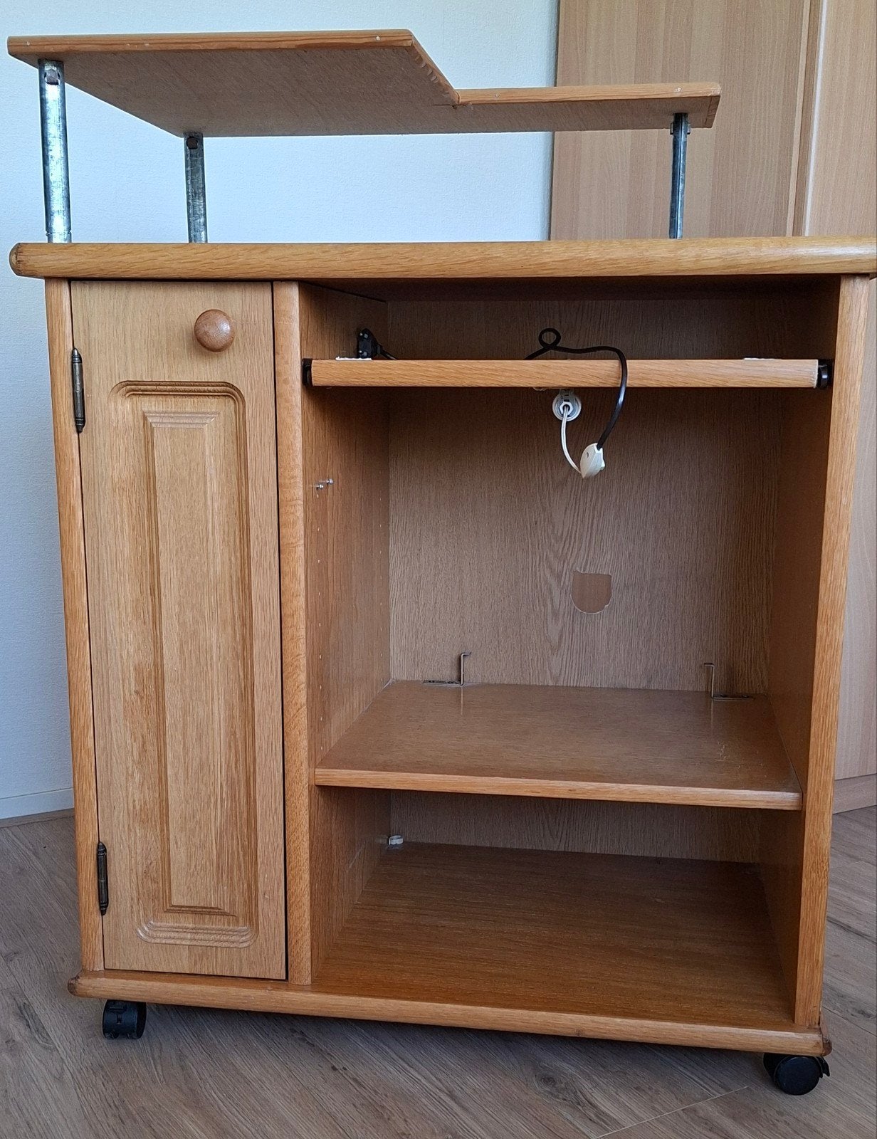 Houten computerkast op wielen met uitschuifbaar blad, Ophalen, Gebruikt, Klassiek, Functioneel, 70 tot 120 cm