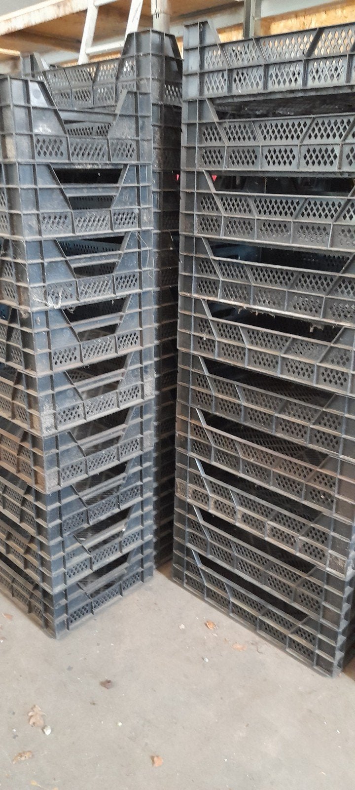 Kratten, Stevige zwarte plastic kratten, Ophalen, Gebruikt, 40 tot 60 cm, 50 tot 75 cm