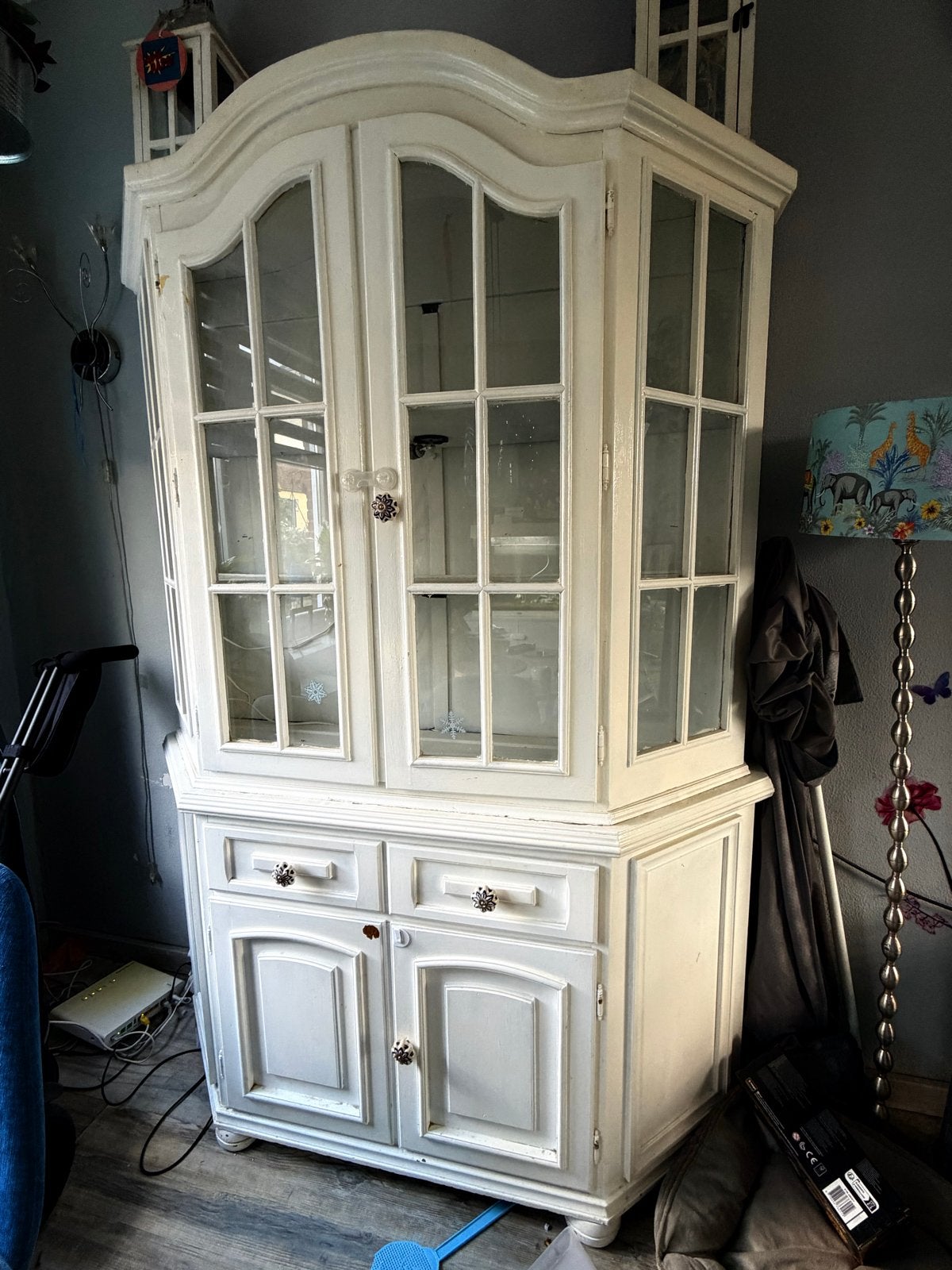 Antieke witte vitrinekast met glas en lades, Ophalen