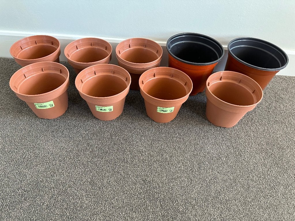 Foto 8 van NEGEN GLOEDNIEUWE Bloempotten; NIET gebruikt.
