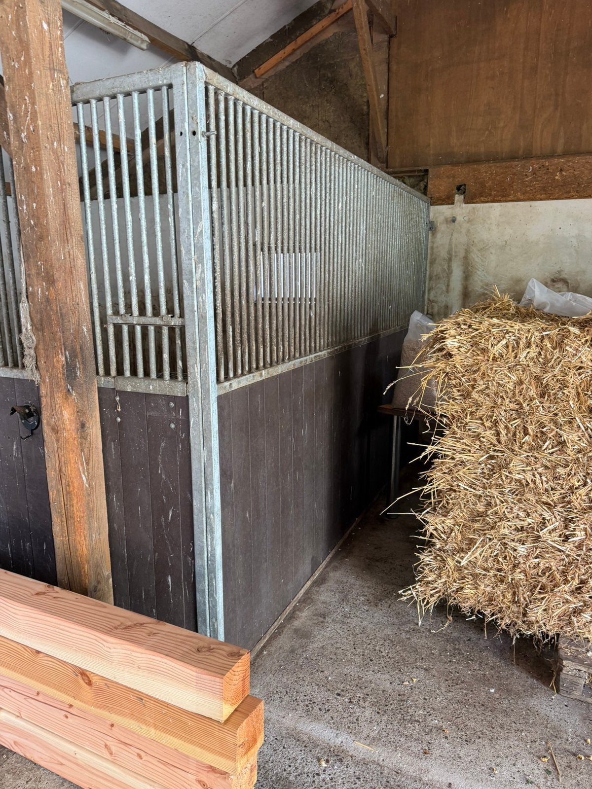 2 stalwanden van 4 meter, Toebehoren, 1 paard of pony