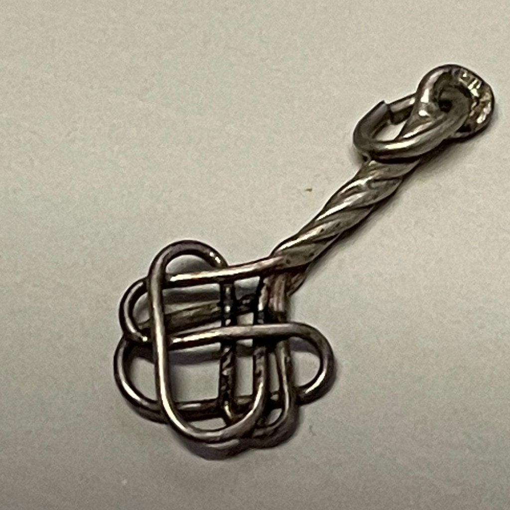 Vintage mattenklopper hangertje, Overige voorstellingen, Ophalen of Verzenden, Zo goed als nieuw, Zilver