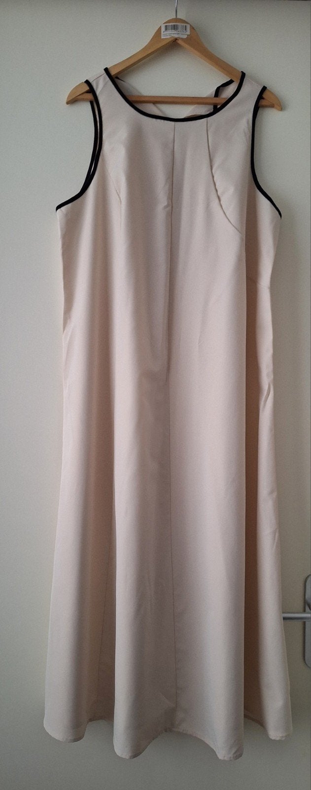 een nieuwe mooie maxi jurk in maat 48, Kleding | Dames, Ophalen of Verzenden, Nieuw, Beige, Jurk