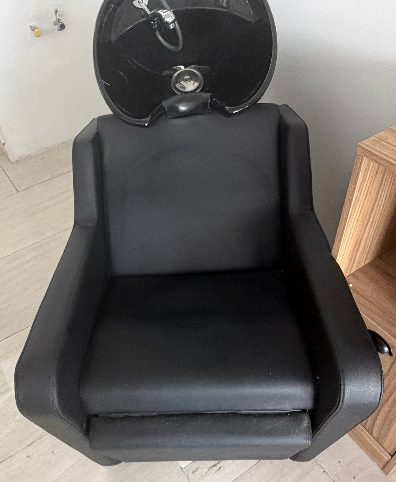 Nieuwe professionele kapperswasunit in zwart,