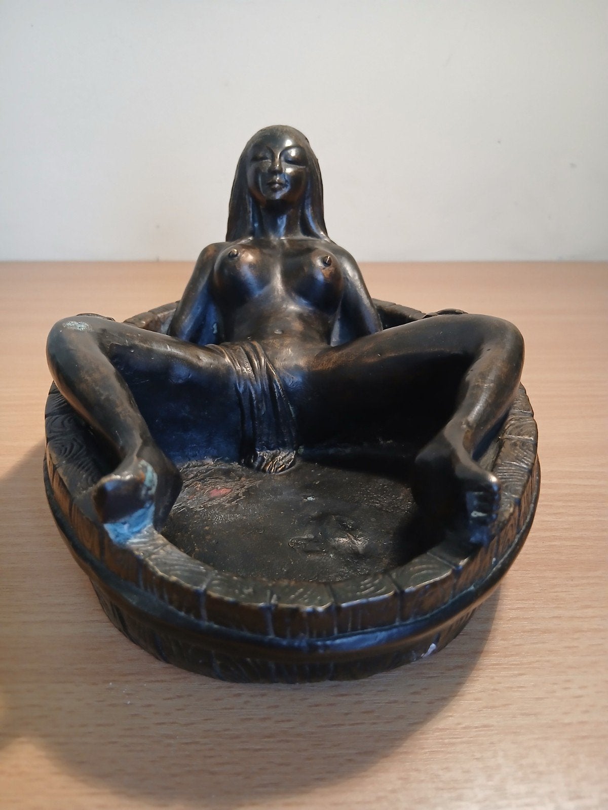 Vintage naakte badende vrouw in badkuip. Bronslegering., Verzamelen, Ophalen of Verzenden, Gebruikt, Mens