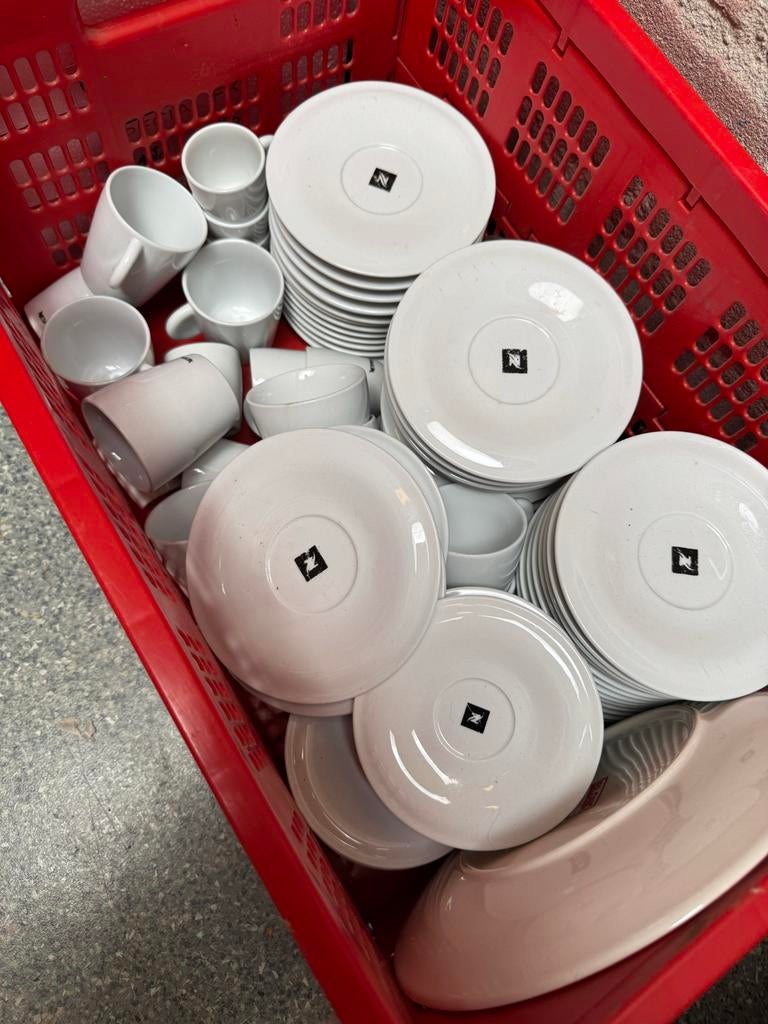 Grote partij Nespresso kopjes en schotels in krat, Gebruikt, Ophalen of Verzenden, Effen, Kop(pen) en/of Schotel(s)
