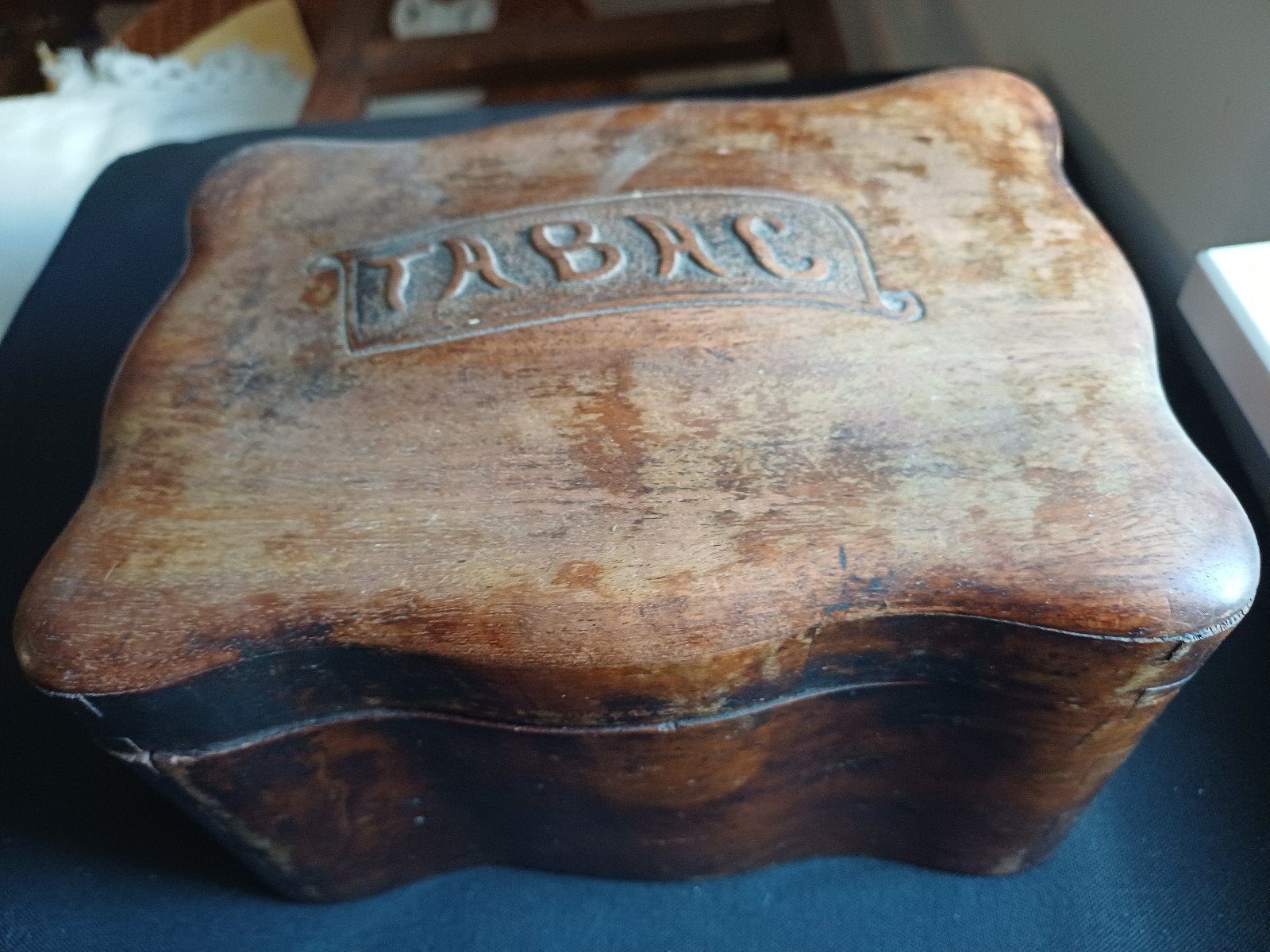 Antieke houten tabaksdoos met 'TABAC' inscriptie, Antiek en Kunst, Ophalen of Verzenden